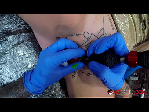 ❤️ Uiters getatoeëerde hottie Sully Savage het 'n tatoeëermerk op haar klitoris gekry ❤ Anale pornografie op af.punkbass.ru ❌